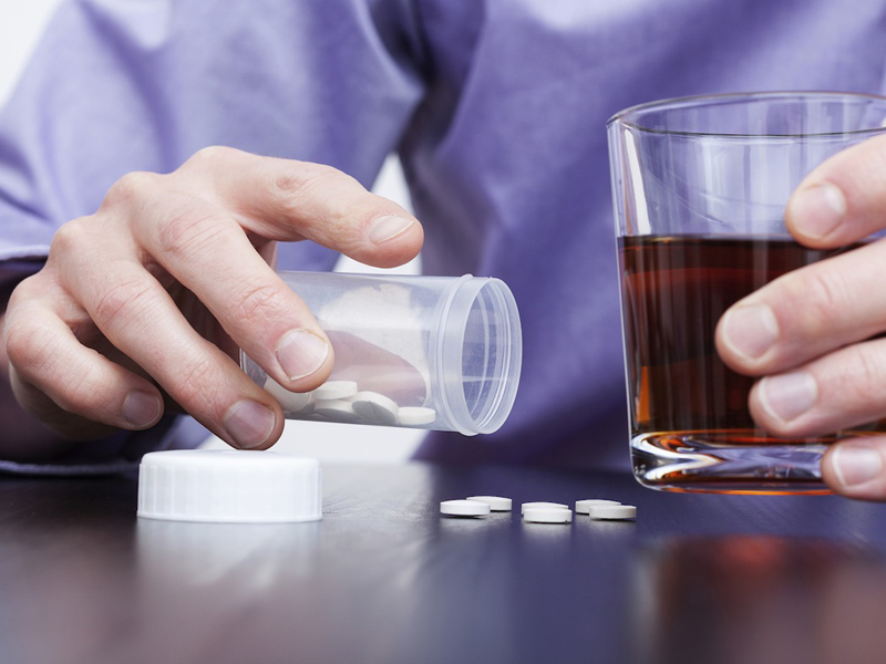 Наскільки сумісні алкоголь та ліки: можливі комбінації та наслідки